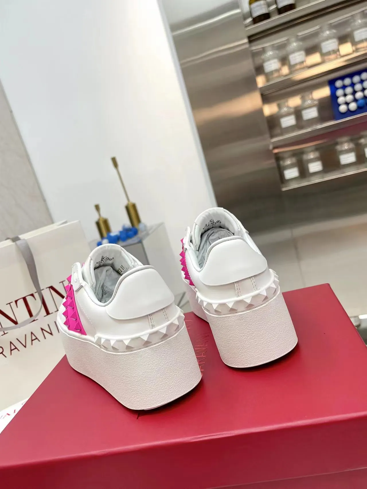 👟👟Ex-factory price 620👟👟 The latest thick-soled high version of Nujia Valentino Valentino 23ss spring and summer thick-soled rivet sports and casual shoes white shoes 2023 latest model hot-selling series hard to find after being launched in Japan super hot classic rivet series with thick sole 6cm higher purchased original development every detail is very exquisite🎁 Upper: silk cowhide splicing Lining: Cowhide lining Outsole: Original synchronized TPR outsole 6cm height increase Size: Female 35-41 (40.41 customized)